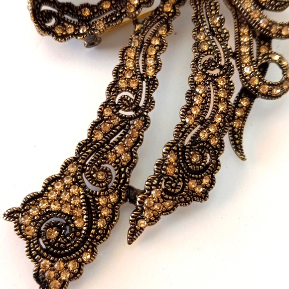 Off Park Collection Crystal Bow Brooch. - Picture 4 of 6